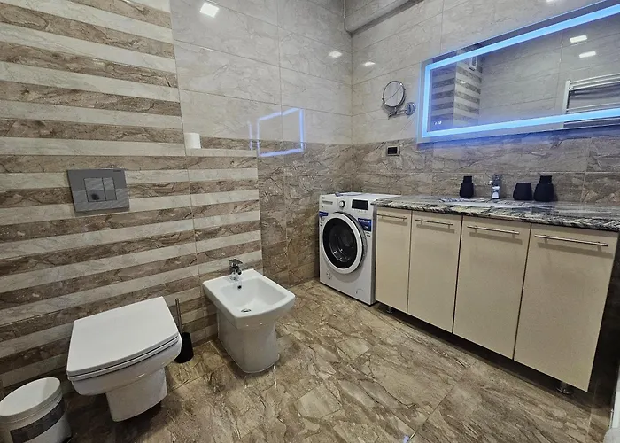 Urban Skyline Apartment *